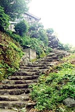 �W�����ƂڂƂڕ����Ă���ƁA�ӂƌÂ߂������Βi�ɏo������B